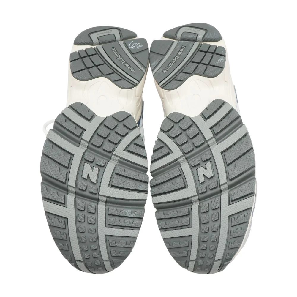 725 Gray Low Top Athletic Shoes - Image 3
