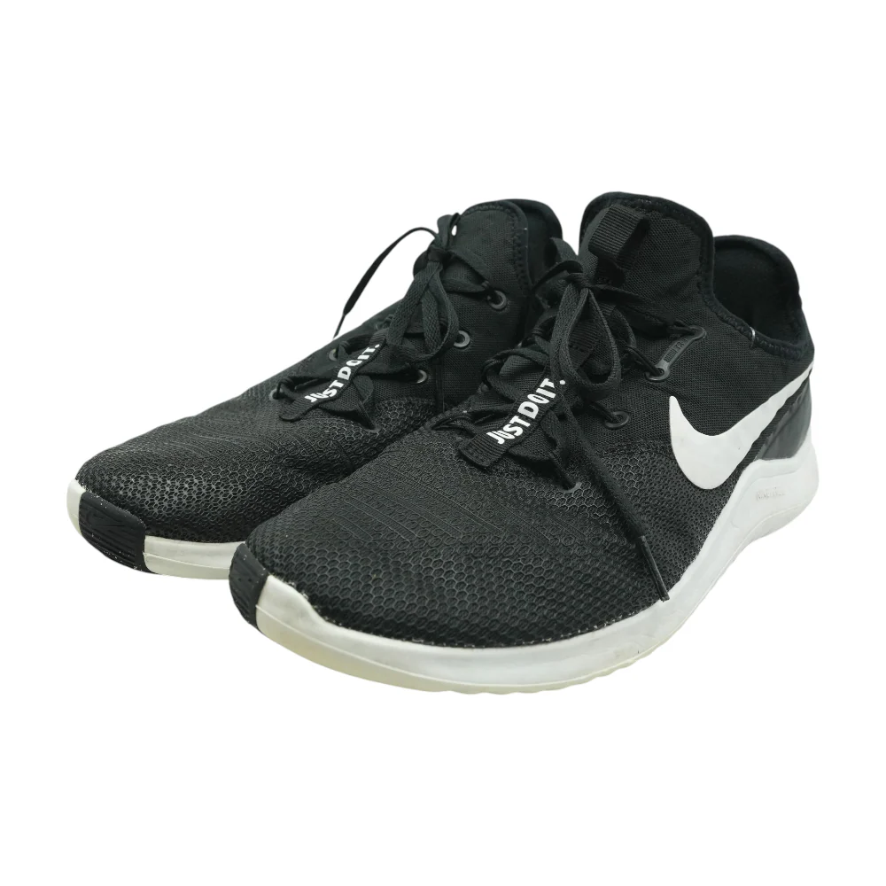 Free TR 8 Low-Top Athletic Shoes