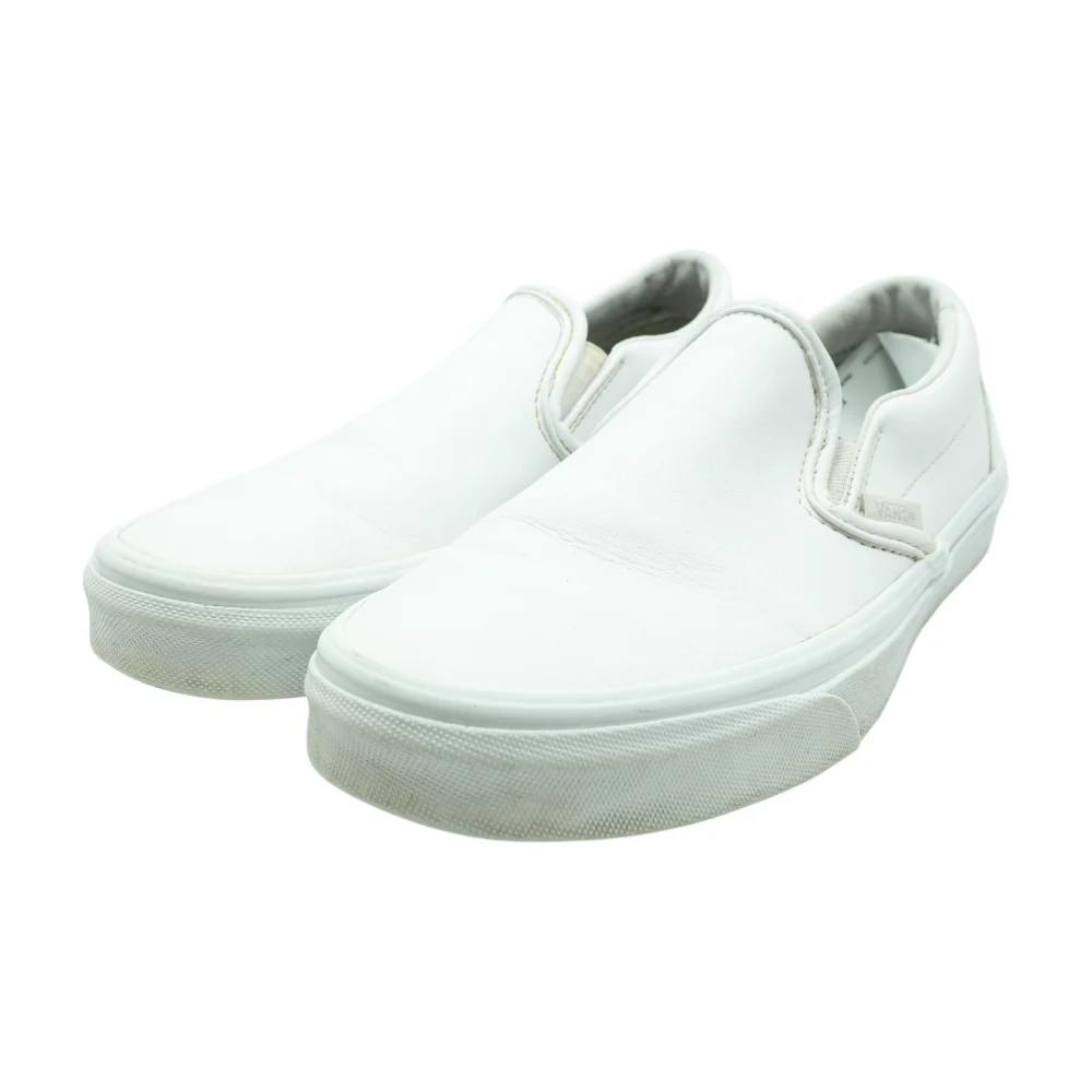 Low-Top Athletic Shoes