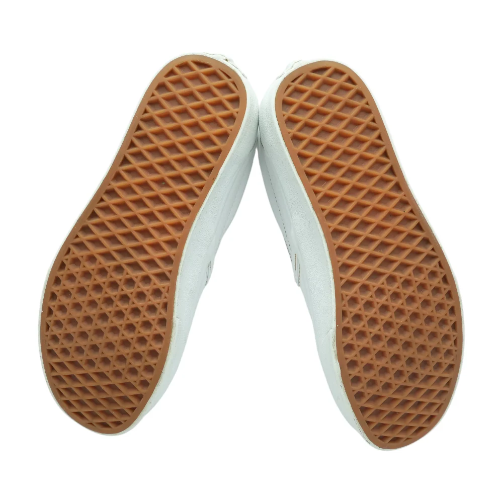 Low-Top Athletic Shoes - Image 3