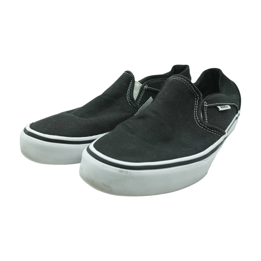 Low-Top Athletic Shoes