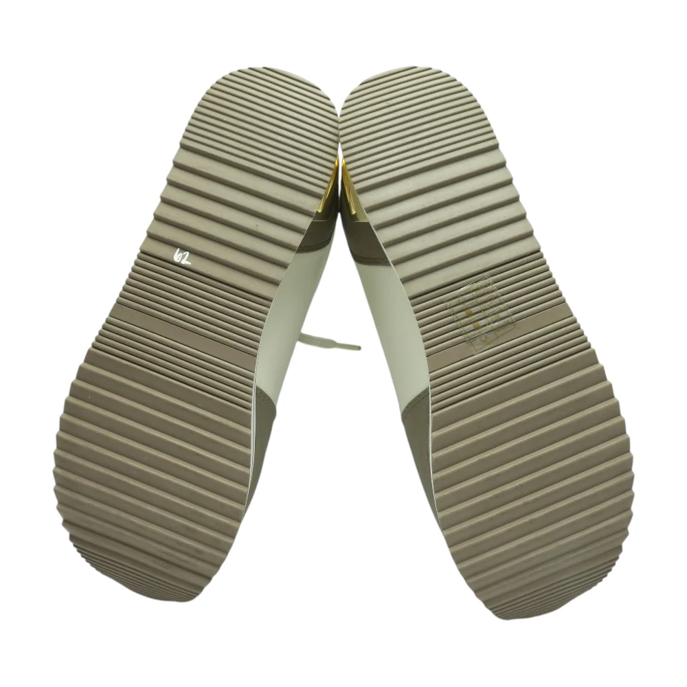 Low-Top Athletic Shoes - Image 3