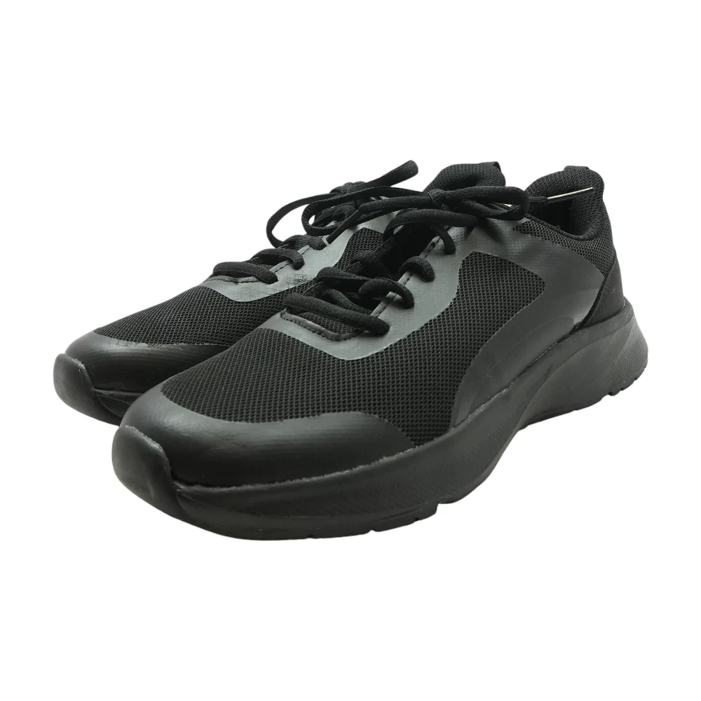Black Low-Top Athletic Shoes