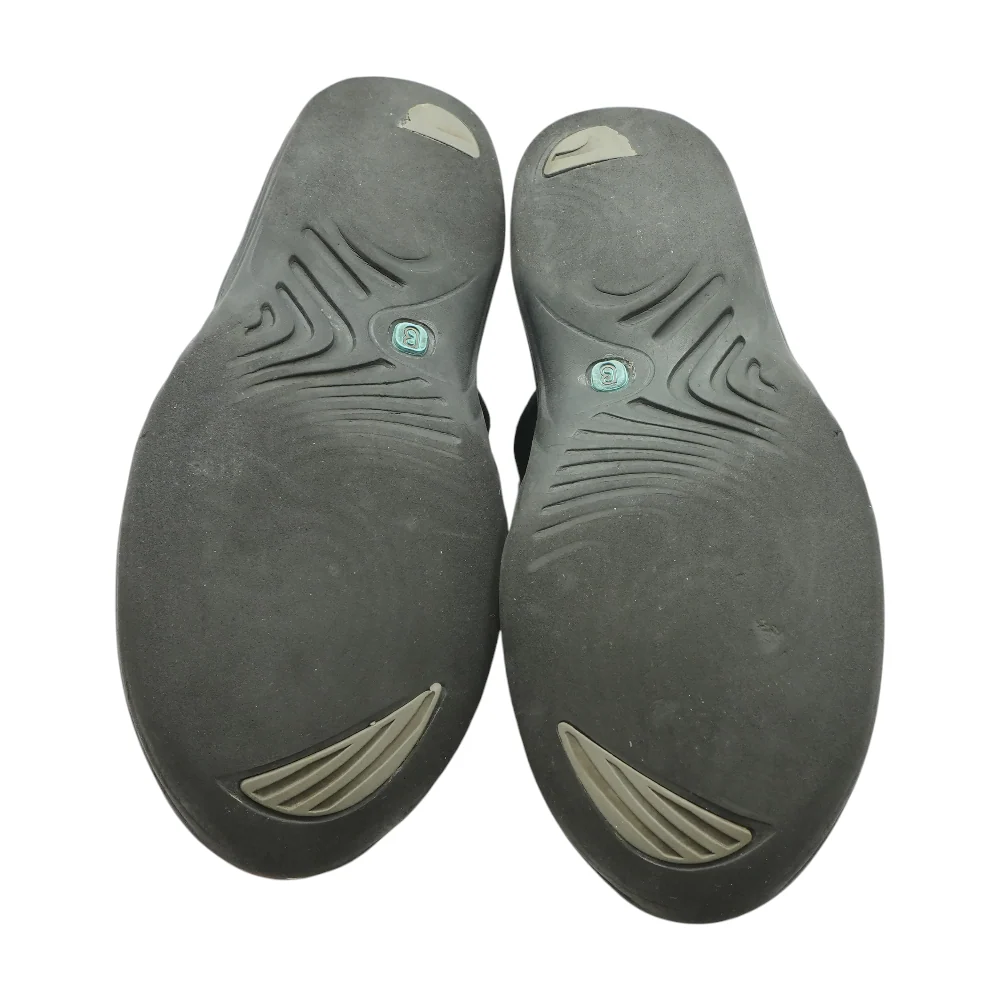 Black Low-Top Athletic Shoes - Image 3