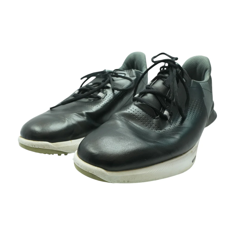 Black Low-Top Athletic Shoes