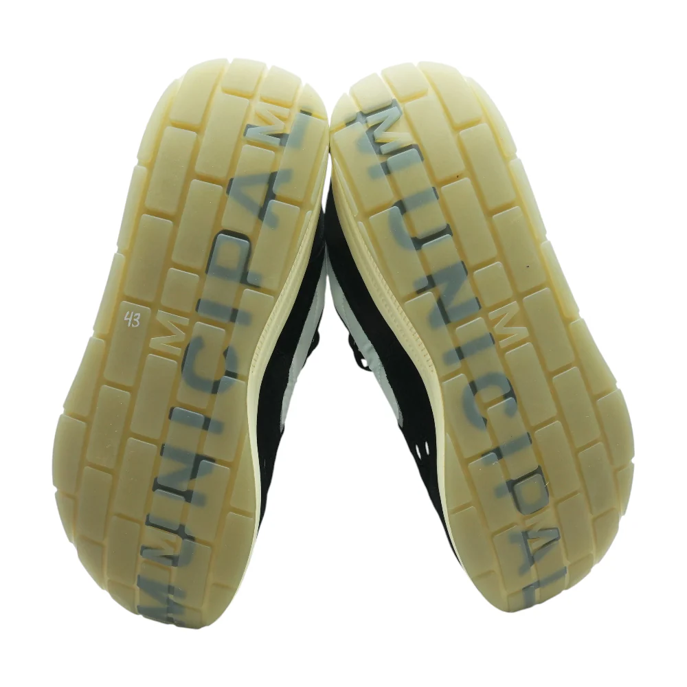 Black Low-Top Athletic Shoes - Image 3