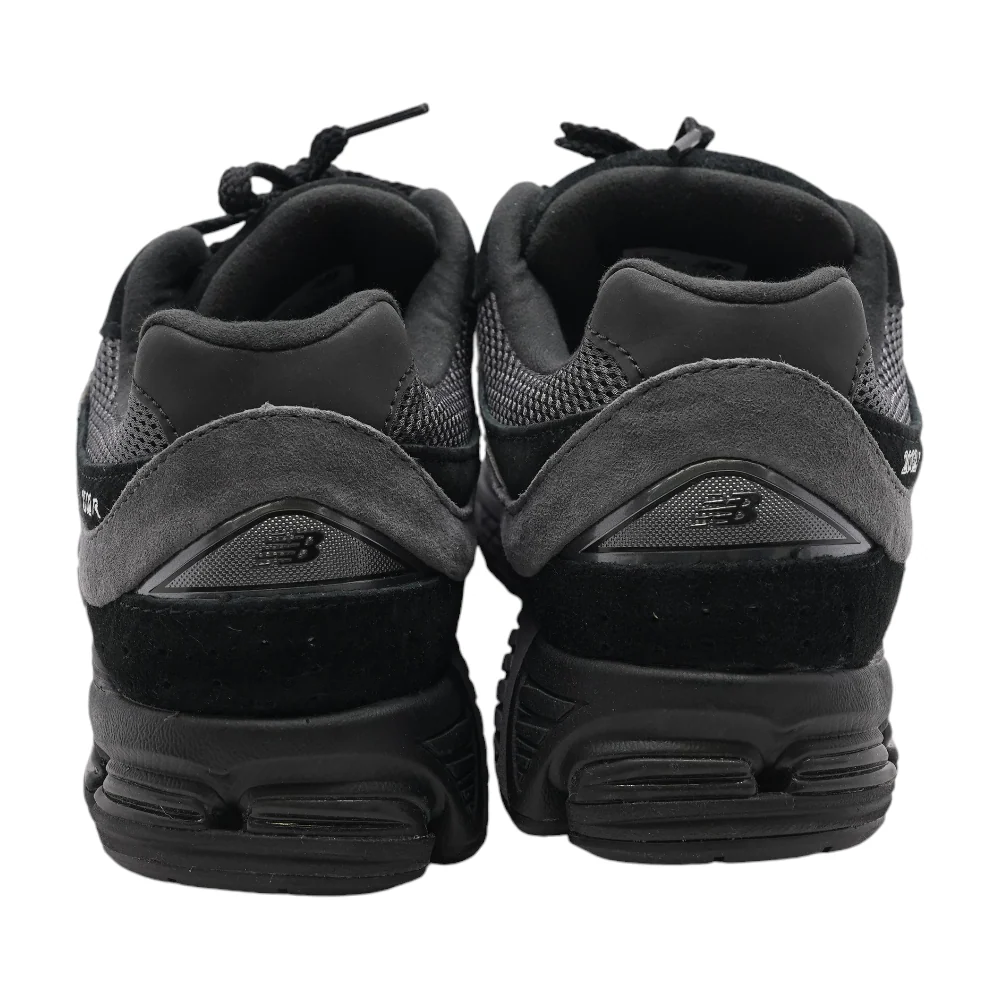2002 Low-Top Athletic Shoes - Image 2