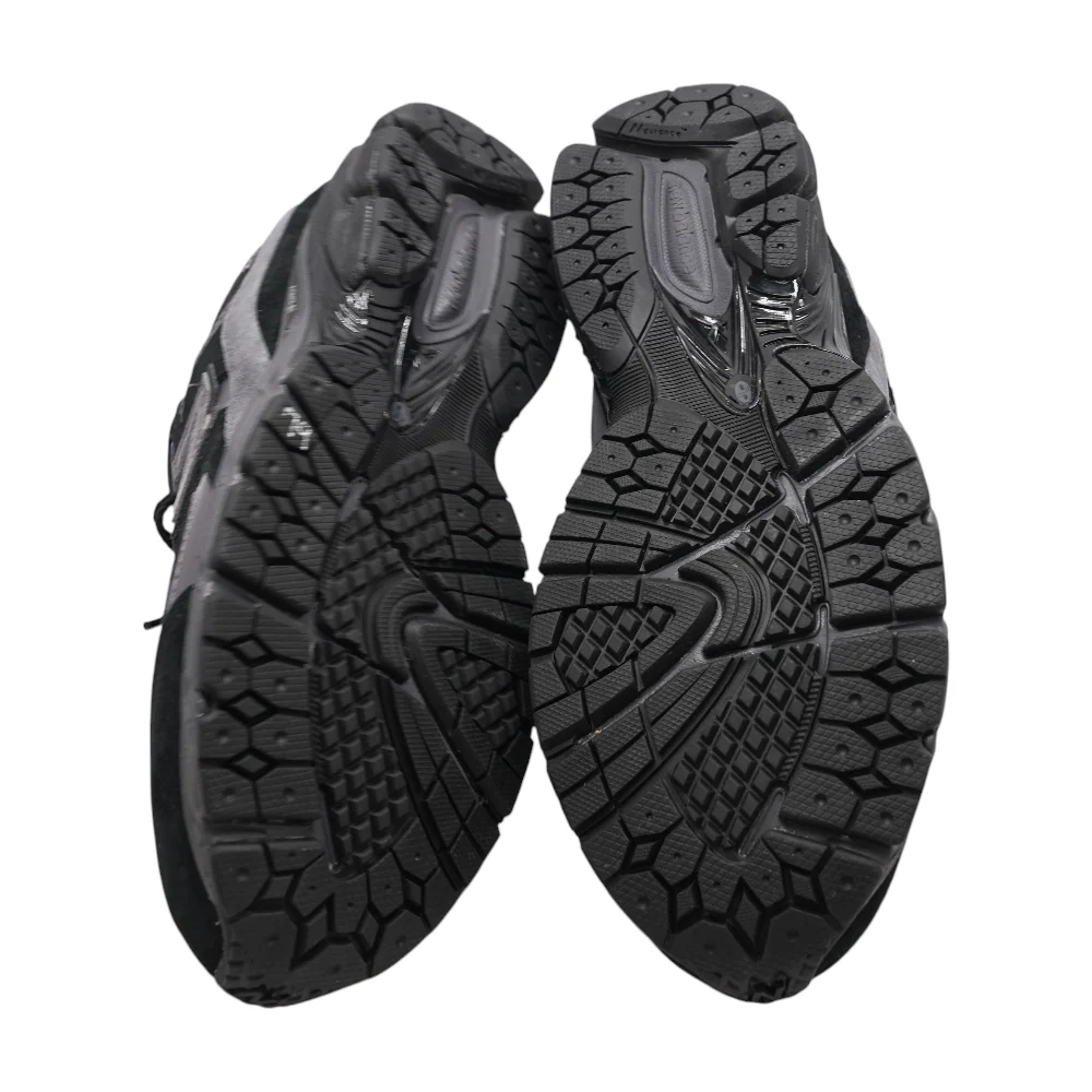 2002 Low-Top Athletic Shoes - Image 3
