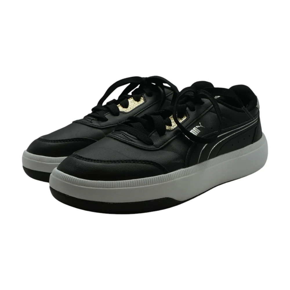 Black Low-Top Athletic Shoes