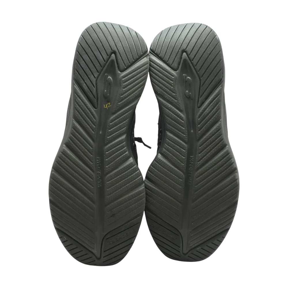 Black Low-Top Athletic Shoes - Image 3