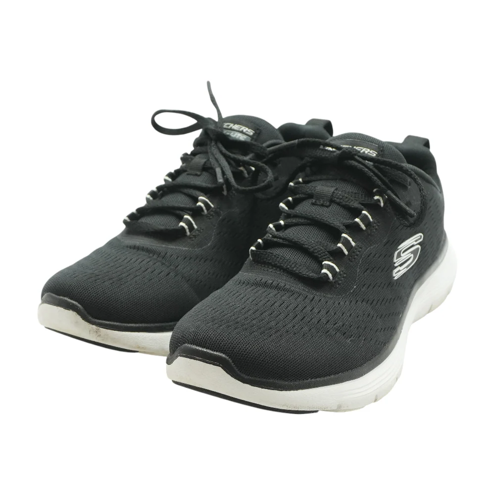 Black Low-Top Athletic Shoes