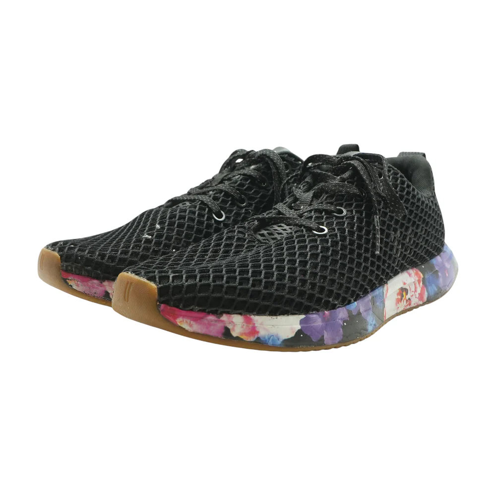 Black Low-Top Athletic Shoes