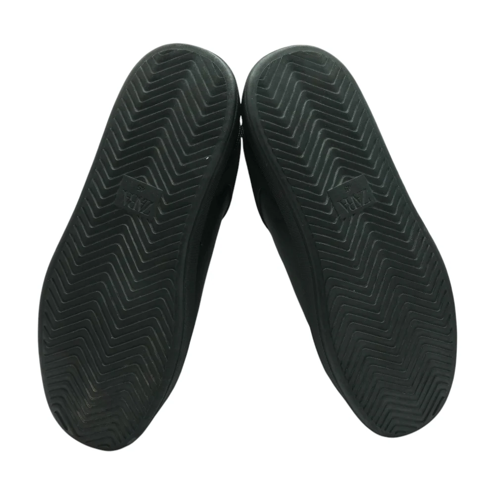 Black Low-Top Athletic Shoes - Image 3