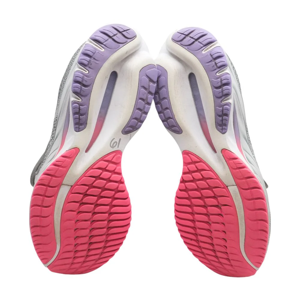 Wave Rider 27 Gray Low Top Athletic Shoes - Image 3